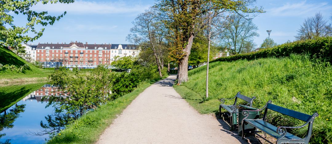 Grünanlage mit Gewässer und Fußweg im urbanen Bereich von Kopenhagen