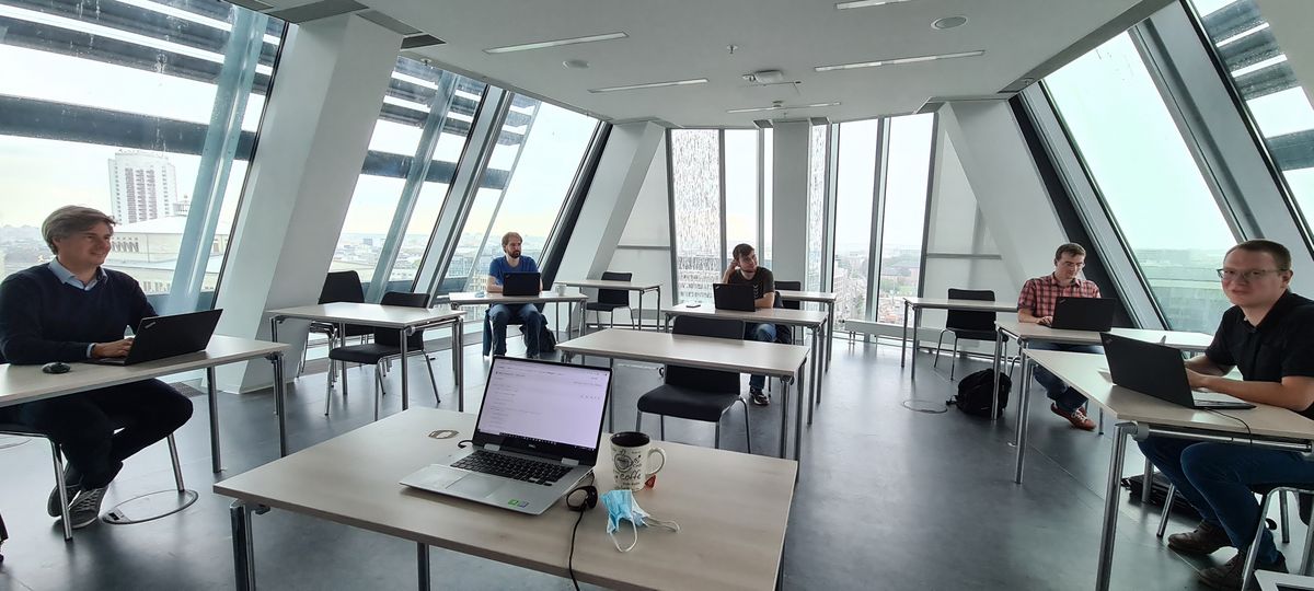 zur Vergrößerungsansicht des Bildes: Foto von 5 der sechs Teilnehmer einer technischen Besprechung in einem lichtdurchfluteten, modernen Raum der Universität Leipzig.