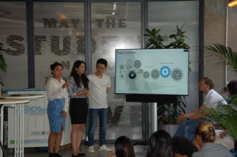 A team ist presenting work results, Photo: FIT4export
