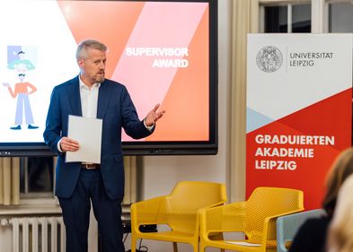 Supervisor Award Prof. Kohlmann Prof. Kohlmann spricht vor einem Bildschirm