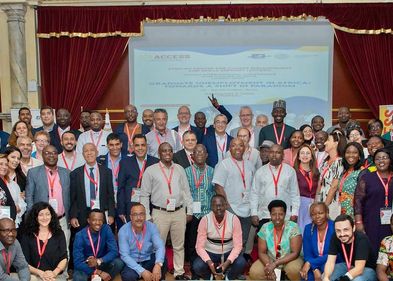 [Translate to English:] Gruppenfoto der Teilnehmenden der ACCESS International Employability Research Conference in einem festlichen Veranstaltungsraum. Die Personen sind vor einer Projektionsleinwand mit Konferenz-Logo versammelt und tragen Namensschilder. Mitwirkende der ACCESS International Employability Research Conference in Tunesien, Foto: ACCESS / SEPT Universität Leipzig