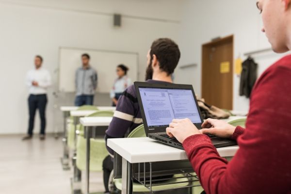 Studierende in einer Vorlesung