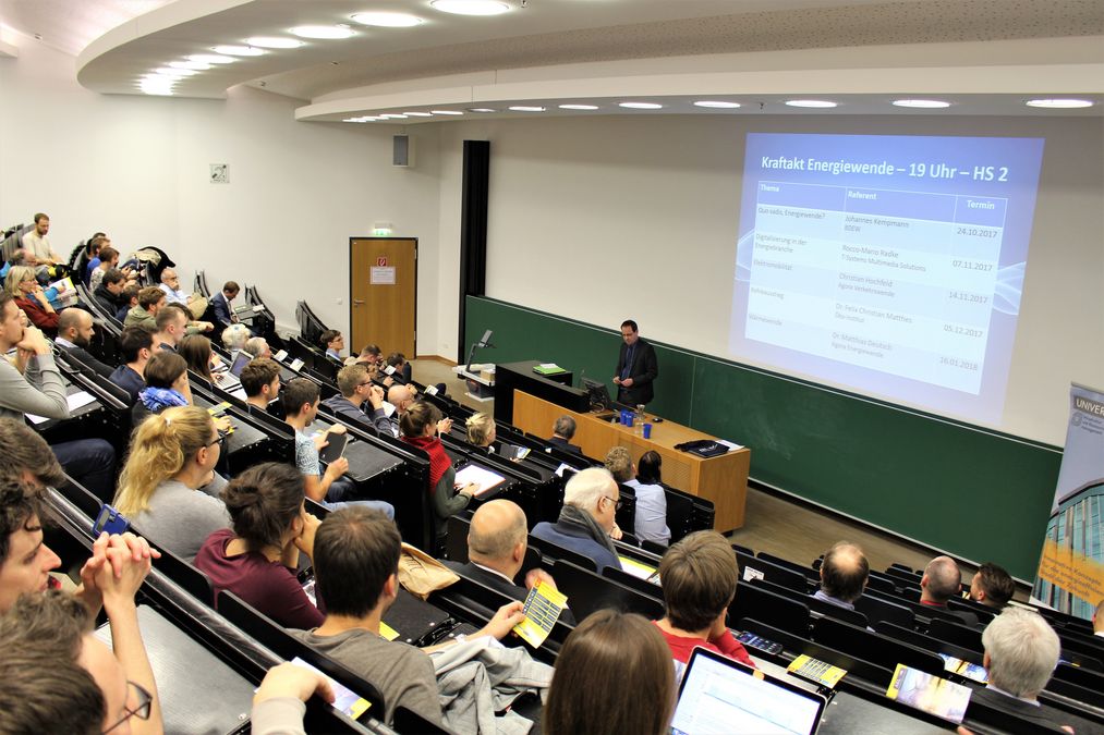 zur Vergrößerungsansicht des Bildes: Foto von Prof. Bruckner vor dem Publikum, während er die Veranstaltung eröffnet.