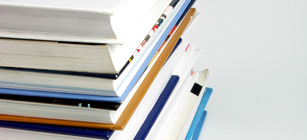 mehrere Bücher die aufeinander gestapelt wurden.