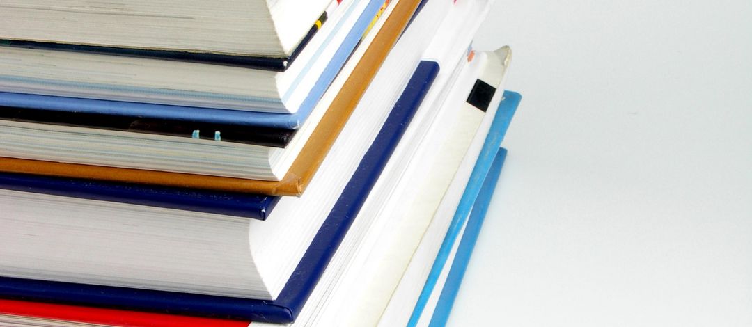 mehrere Bücher die aufeinander gestapelt wurden.