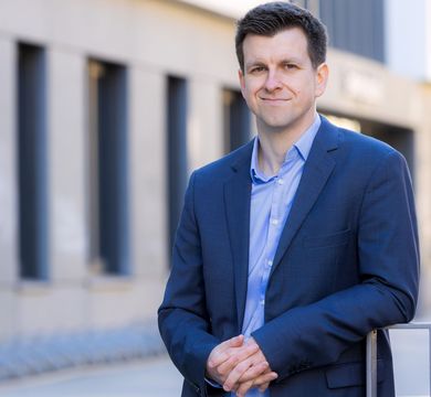 Foto: Swen Reichhold/Universität Leipzig Zu sehen ist eine Porträtaufnahme von Juniorprofessor Sebastian Blesse