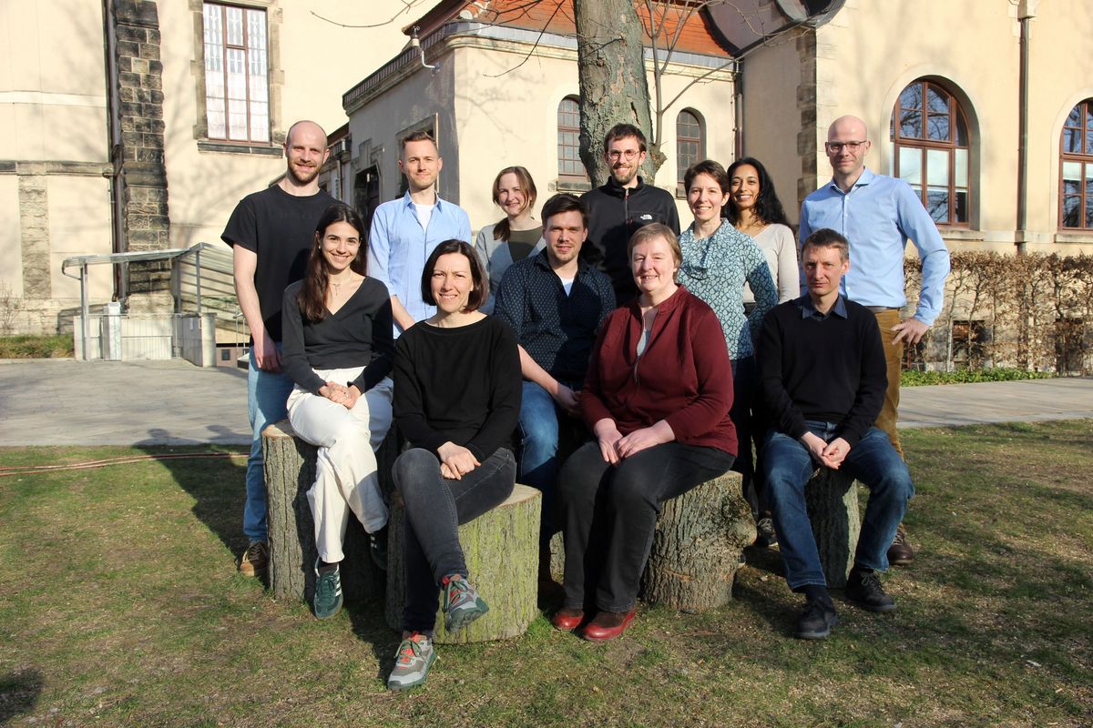 zur Vergrößerungsansicht des Bildes: Gruppenfoto des Teams der Professur für Wassermanagement und Klimaanpassung an der wirtschaftswissenschaftlichen Fakultät der Universität Leipzig