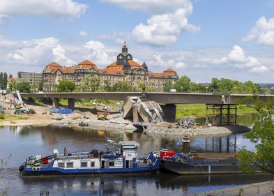 Nach dem Teileinsturz der Carolabrücke in Dresden werden die Abrissarbeiten weitergeführt. Nach dem Teileinsturz der Carolabrücke in Dresden werden die Abrissarbeiten weitergeführt.