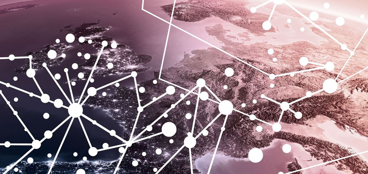 zur Vergrößerungsansicht des Bildes: Computergrafik: Vogelperspektive aus dem All auf die Erde, wo ein Teil Europas zu erkennen ist. Darüber liegen weiße Punkte in unterschiedlicher Größe und lockerer Anordnung, die miteinander verbunden sind.