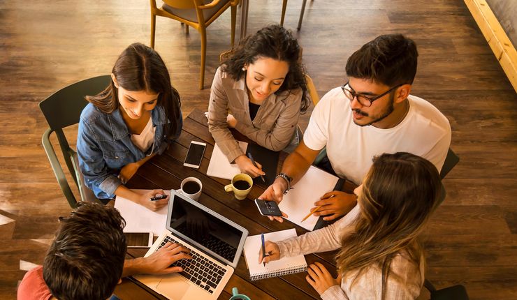 Studierende arbeiten zusammen