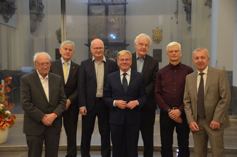 Ehemalige Dekane der Wirtschaftswissenschaftlichen Fakultät anlässlich der 30-Jahrfeier der Fakultät am 26.10.2023 (v. links nach rechts): Prof. Dr. Dr. h.c. mult. Gernot Gutmann, Prof. Dr. Rolf Hasse, Prof. Dr. Ralf Diedrich, Prof. Dipl.-Ing. Johannes Ringel, Prof. Dr. Uwe Vollmer, Prof. Dr. Ulrich Eisenecker, Prof. Dr. Dieter Ehrenberg. Foto: Julius Nerlich