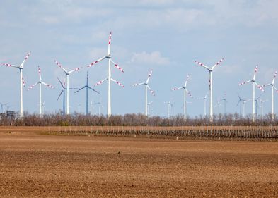 Eine Windkraftanlage auf einem Feld. Eine Windkraftanlage auf einem Feld.