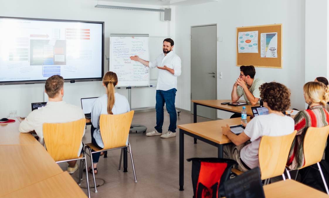 zur Vergrößerungsansicht des Bildes: Seminar im Masterstudiengang Wirtschaftspädagogik (Foto: Christian Hüller)