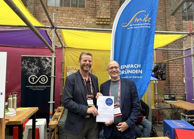 Frank Tappert (links) und Prof. Utz Dornberger besiegeln die Zusammenarbeit auf dem MACHN Festival. Frank Tappert (links) und Prof. Utz Dornberger besiegeln die Zusammenarbeit auf dem MACHN Festival.