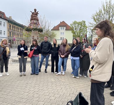 Kinder und Jugendliche und Frau Kiehl vom Amt für Sozialraumentwicklung mit Studierenden und Lehrenden des Moduls Stadtmanagement II im Austausch in Weißenfels (Foto: Katrin Schade)
