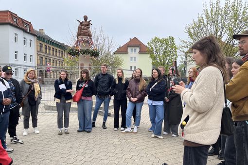 Kinder und Jugendliche und Frau Kiehl vom Amt für Sozialraumentwicklung mit Studierenden und Lehrenden des Moduls Stadtmanagement II im Austausch in Weißenfels (Foto: Katrin Schade)