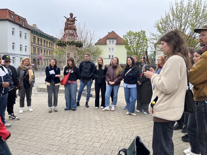 Kinder und Jugendliche und Frau Kiehl vom Amt für Sozialraumentwicklung mit Studierenden und Lehrenden des Moduls Stadtmanagement II im Austausch in Weißenfels (Foto: Katrin Schade)