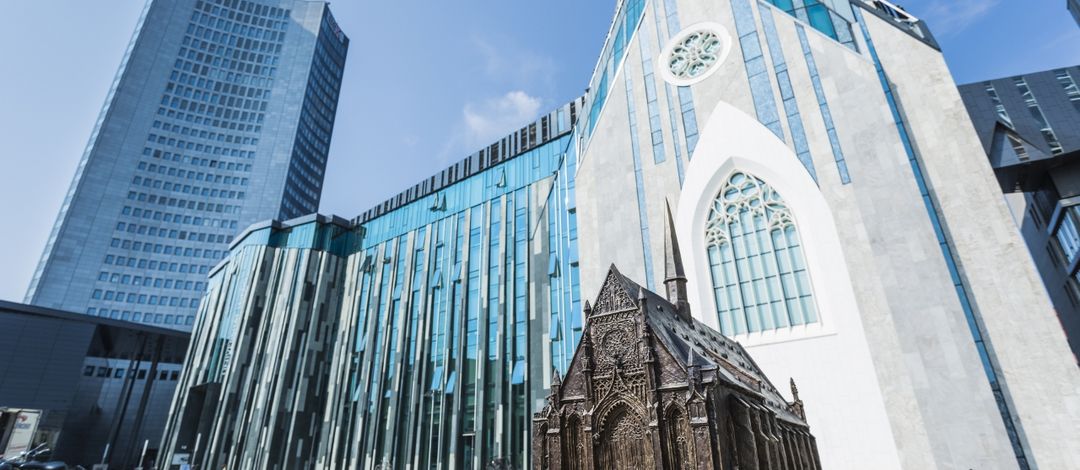 Foto: Blick auf das Paulinum und das Neue Augusteum mit dem Bronzemodell der alten Paulinerkirche im Vordergrund.