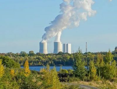 Lake Zwenkau with nature and coal-fired power station in the background, photo: Gabriele Rada