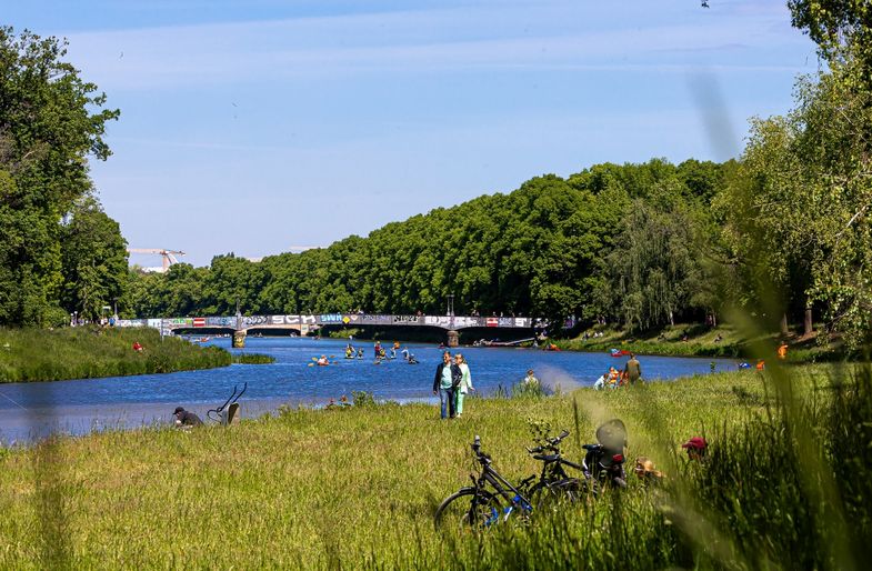 Gewässer und Grünflächen – wie hier an der Pleiße in Leipzig – helfen unter anderem, Straßen und Plätze zu kühlen.