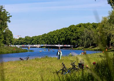 Gewässer und Grünflächen – wie hier an der Pleiße in Leipzig – helfen unter anderem, Straßen und Plätze zu kühlen.