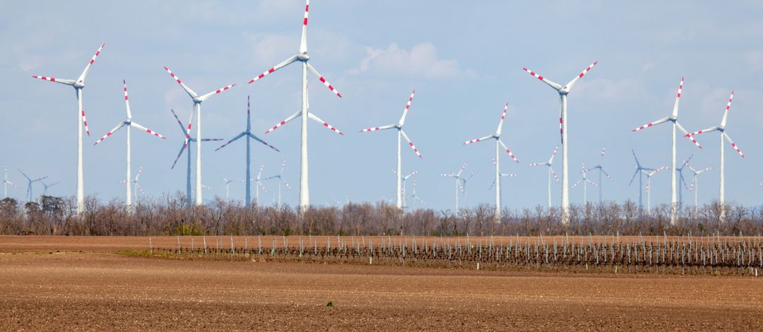 Landschaft mit Windrädern