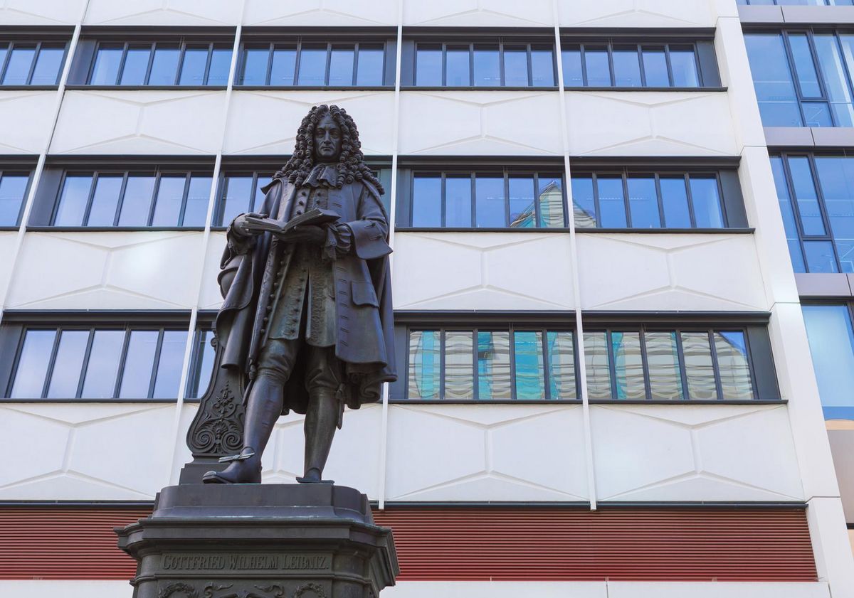 zur Vergrößerungsansicht des Bildes: Leibniz-Denkmal im Leibnizforum der Universität