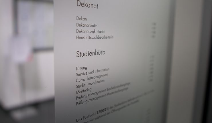 [Translate to English:] Schild Studienbüro