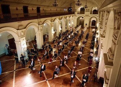 Das Publikum vor Ort im Neuen Rathaus Leipzig konnte gemeinsam mit den Online-Teilnehmer:innen über die Preise der Leipziger Gründernacht abstimmen. Das Publikum vor Ort im Neuen Rathaus Leipzig konnte gemeinsam mit den Online-Teilnehmer:innen über die Preise der Leipziger Gründernacht abstimmen.