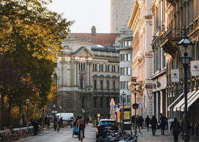 Die Ringvorlesung "Interdisziplinäre Perspektiven und Ansätze kommunaler Klimaanpassung" startet am 30. Oktober, Foto: Unsplash Das Foto zeigt einen Blick in eine Straße zwischen großen und alten Gebäuden. Die Ringvorlesung "Interdisziplinäre Perspektiven und Ansätze kommunaler Klimaanpassung" startet am 30. Oktober, Foto: Unsplash