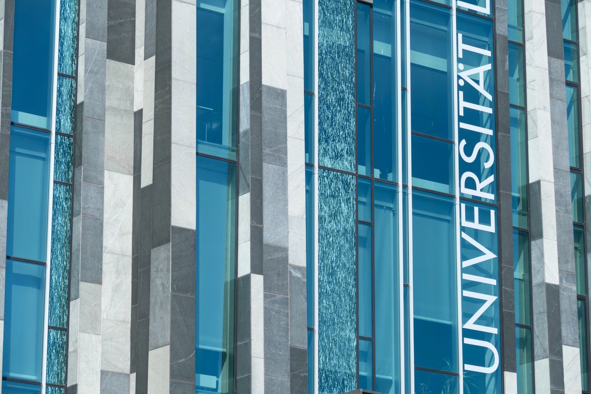 enlarge the image: The front view of the detail of the lettering "Universität Leipzig" on the Augusteum seen from Augustusplatz.