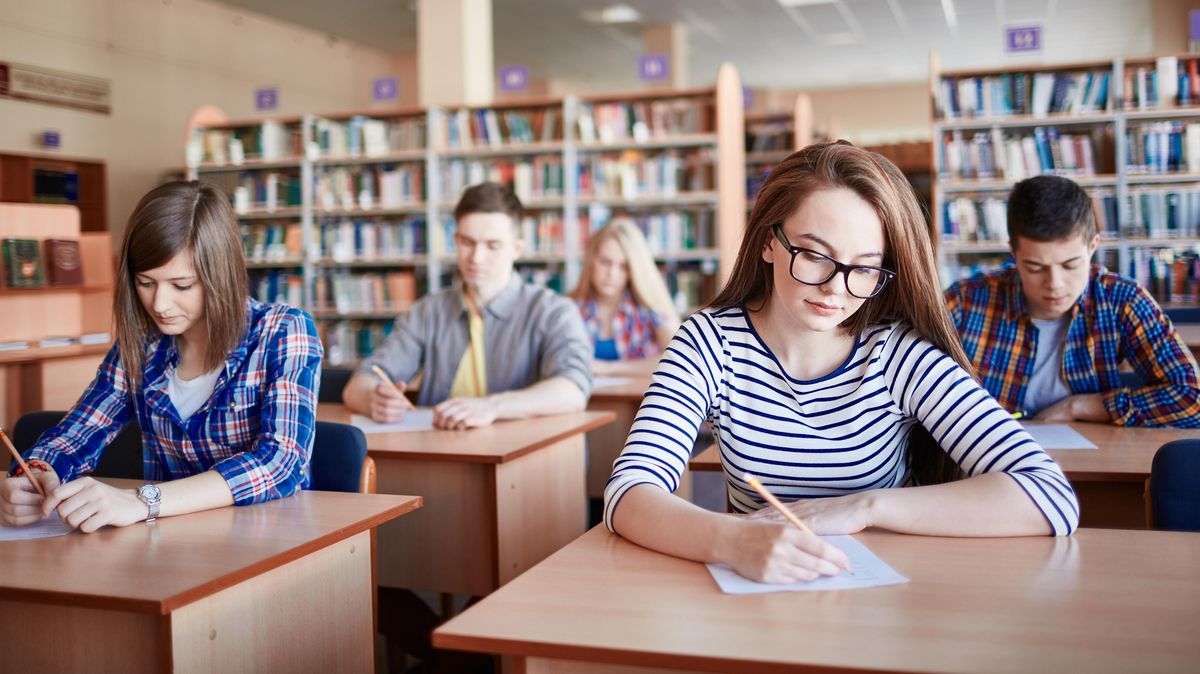 zur Vergrößerungsansicht des Bildes: Studierende schreiben eine Prüfung. Foto: Colourbox