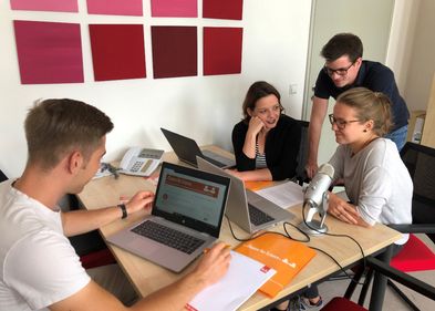 Das Team bei der Sichtung und Vertonung der Lehrvideos, v.l.n.r. Florian Schlecht, Initiatorin Prof. Dr. Carmen Bachmann, Johannes Gebhardt, Anna Hanitzsch. Das Team bei der Sichtung und Vertonung der Lehrvideos, v.l.n.r. Florian Schlecht, Initiatorin Prof. Dr. Carmen Bachmann, Johannes Gebhardt, Anna Hanitzsch.