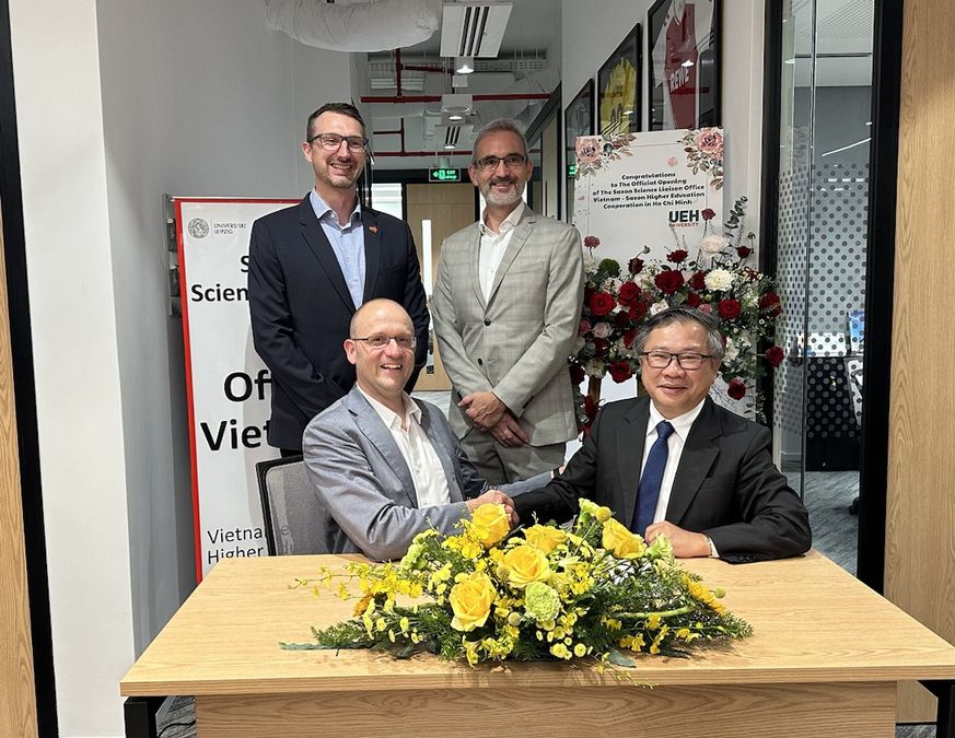 enlarge the image: Signing of the university cooperation between the Vietnamese-German University and Leipzig University, from left: Peter Kompalla (Chief Representative of AHK Vietnam), Prof. Dr. Utz Dornberger, Lars Franzen (Vice Consul), Dr. Ha Thuc Vien (Vice President VGU), Photo: SEPT Kompetenzzentrum