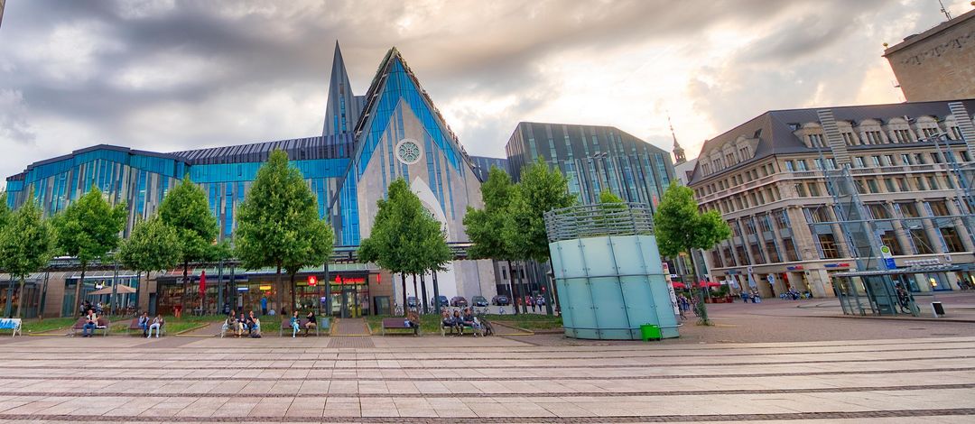 Auf dem Foto sind das Augusteum, Paulinum und das Universitätshochhaus vom Augustusplatz aus zu sehen.