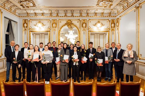 Zu sehen sind als Gruppenfoto die Preiträger:innen der Universitätsgesellschaft 20234/24-