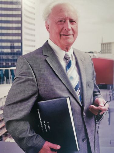 Prof. Dr. Dr. h.c. mult. Gernot Gutmann auf der Terrasse des Institutsgebäudes der Wirtschaftswissenschaftlichen Fakultät der Universität Leipzig. In der Hand hält er das Gästebuch der Fakultät, das bereits seit 1959 gepflegt wird. Foto: Wolfgang Eschenhagen