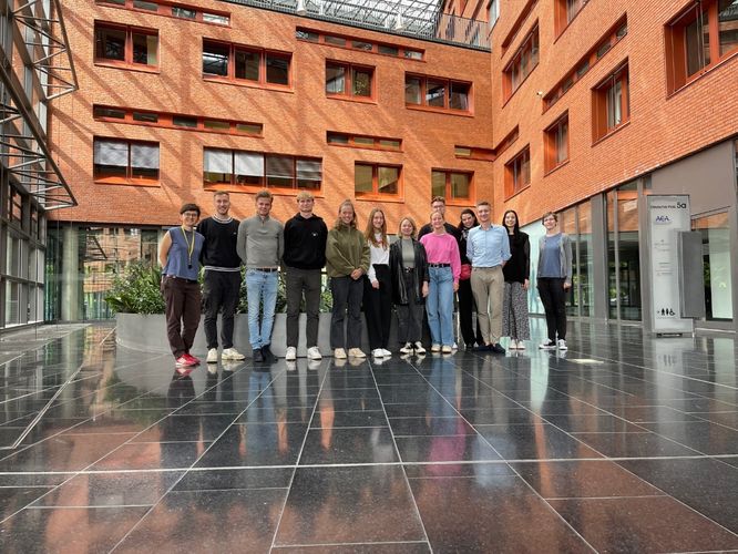 Studierende Modul Health Economics and Managment und JProf. Dr. Dennis Häckl Foto: Dr. Carsta Militzer-Horstmann
