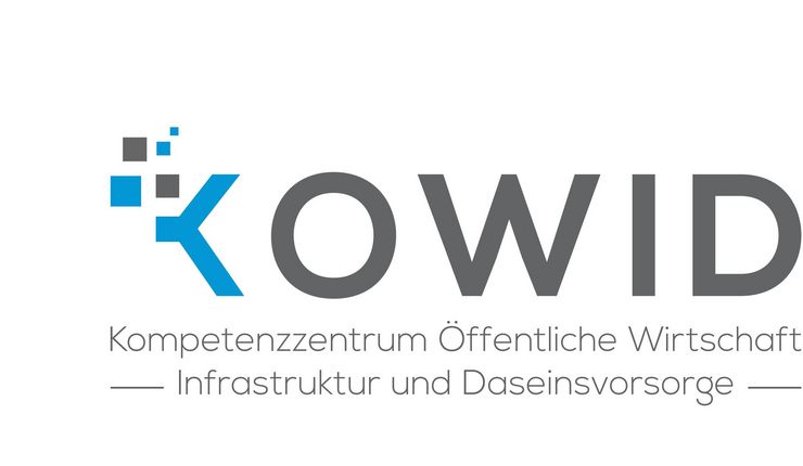 Das Logo des Kompetenzzentrums Öffentliche Wirtschaft, Infrastruktur und Daseinsvorsorge (KOWID) zeigt ein künstlerisches, hellblaues und teils graues "K", während die Buchstaben "OWID" in grau gehalten sind.