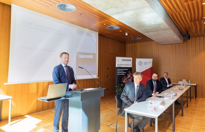 Ministerpräsident Michael Kretschmer bei der Präsentation des Corona-Antikörpertests. Neben ihm Ralf Hoffmann, Sebastian Gemkow und Jörg Gabert (v.l.n.r.).