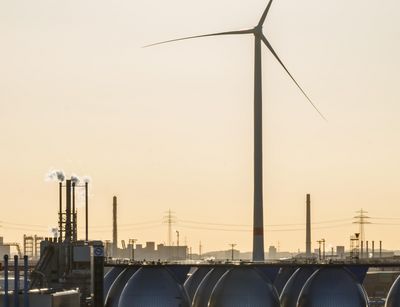 Wasserstoffspeicher mit Windanlage in der Abenddämmerung