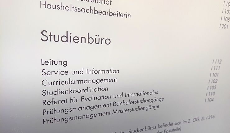 Schild Studienbüro