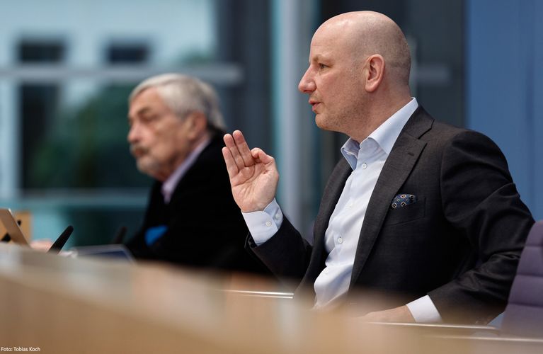 Prof. Dr. Oliver Decker (r.) und Prof. Dr. Elmar Brähler in der Bundespressekonferenz.