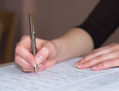 Schreibende weibliche Hand