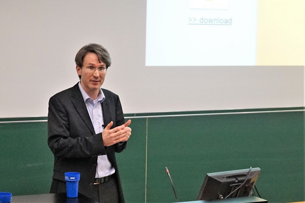 zur Vergrößerungsansicht des Bildes: Foto von Dr. Matthias Deutsch während seines Vortrages im Plenum.