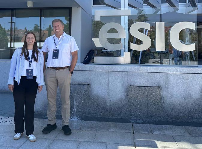 Prof. André Marchand und Pauline Röhr auf der EMAC 2025 in Madrid