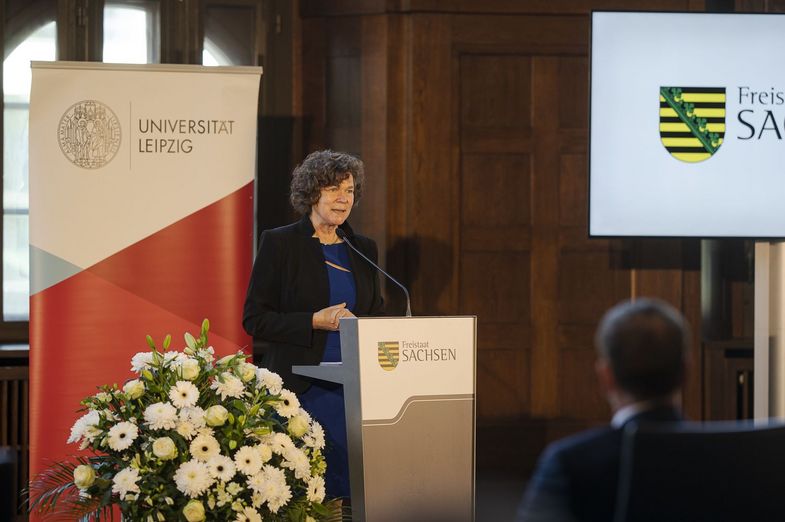Rektorin Prof. Dr. Beate Schücking bei ihrer Rede zur Verleihung der Ehrendoktorwürde an Prof. Dr. Kurt Biedenkopf.