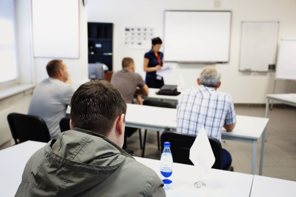 zur Vergrößerungsansicht des Bildes: Teilnehmer eines Seminars sitzen an Tischen