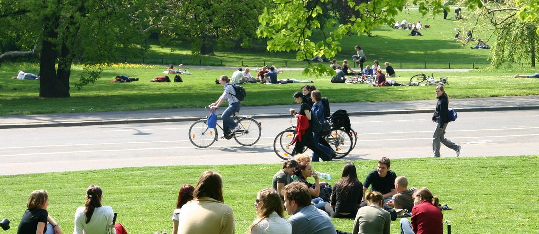 Universität Leipzig, Grünfläche hinter, Moritzbastei, Schillerstraße, Studenten im Park