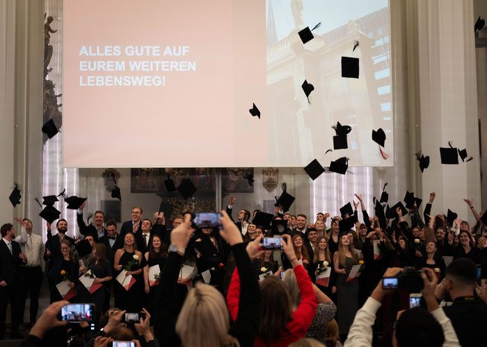 Absolventinnen und Absolventen der Wirtschaftswissenschaftlichen Fakultät feiern ihren Studienabschluss im Jahr 2023 im Paulinum der Universität Leipzig.